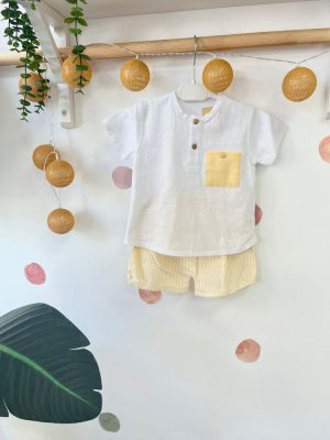 Conjunto blanco y listas amarillas