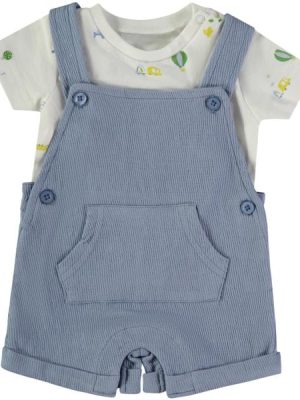 Peto azul y camiseta